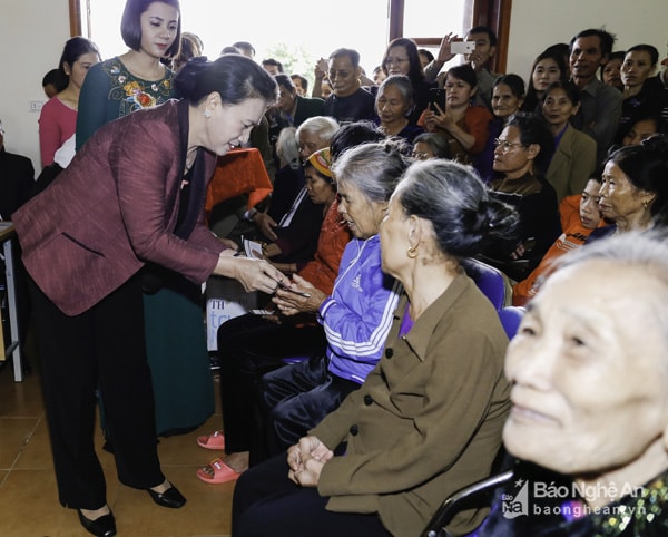 Chủ tịch Quốc hội Nguyễn Thị Kim Ngân và đoàn công tác về Khu di tích Kim Liên tưởng niệm Chủ tịch Hồ Chí Minh