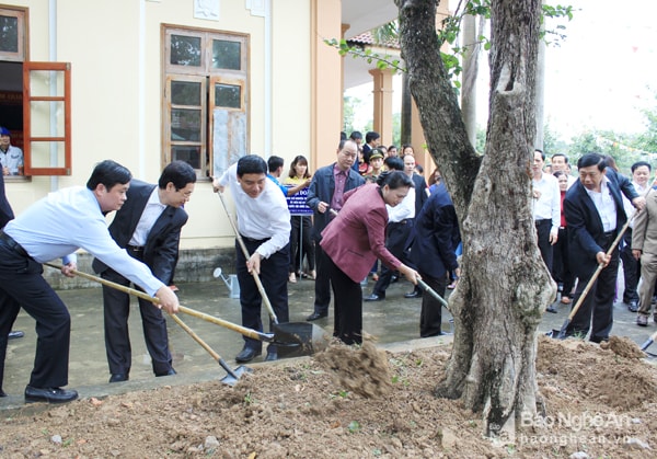 Chủ tịch Quốc hội Nguyễn Thị Kim Ngân và các đồng chí lãnh đạo tỉnh trồng cây đại đoàn kết trong khuôn viên nhà văn hóa xóm Sen 3. Ảnh: Đức Anh