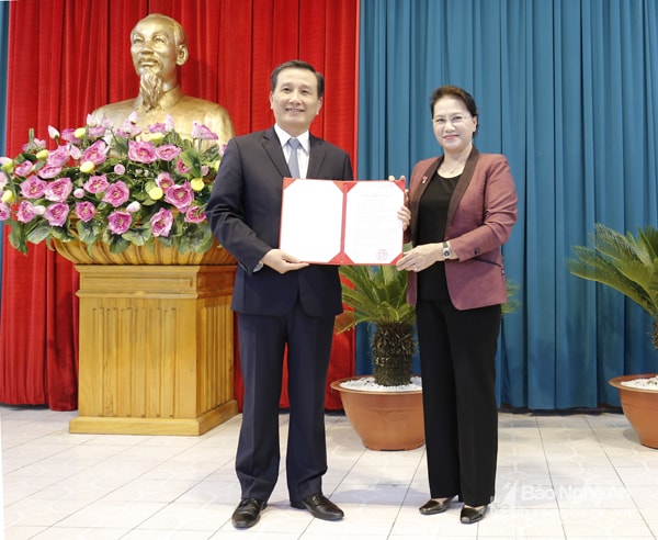 Chủ tịch Quốc hội Nguyễn Thị Kim Ngân và đoàn công tác về Khu di tích Kim Liên tưởng niệm Chủ tịch Hồ Chí Minh