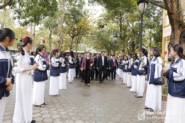 Chủ tịch Quốc hội Nguyễn Thị Kim Ngân và đoàn công tác về Khu di tích Kim Liên tưởng niệm Chủ tịch Hồ Chí Minh