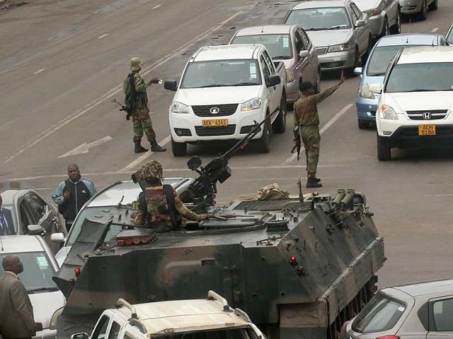 Xe thiết giáp của quân đội Zimbabwe tuần tra trên đường phố thủ đô Harare ngày 15-11. Ảnh: REUTERS