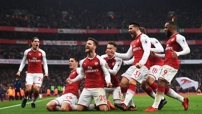 Các cầu thủ Arsenal ăn mừng sau pha lập công của Mustafi. Ảnh: Internet