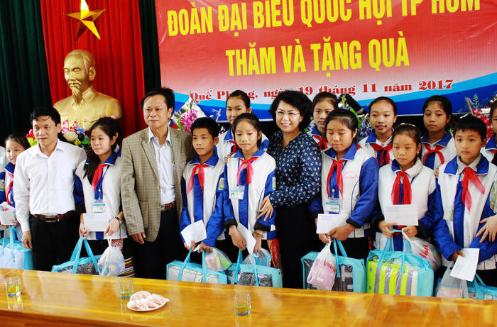 Đoàn Đại biểu Quốc hội Thành Phố Hồ Chí Minh và Đoàn  đại biểu Quốc hội Nghệ An trao tặng 20 suất quà, 100 chiếc chăn cho học sinh nghèo vượt khó trường THCS DTNT huyện Quế Phong