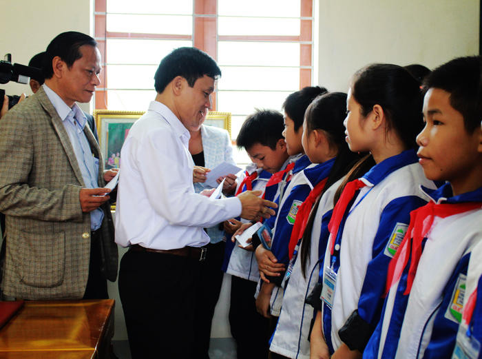 Đoàn ĐBQH ân cần thăm hỏi và trao quà các em học sinh trường THCS DTNT huyện Quế Phong. Ảnh: Phương Thúy