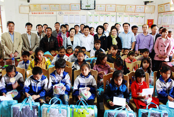 Đoàn ĐBQH đến thăm và tặng quà cho trường TH - THCS Nậm Nhoóng. Ảnh: Phương Thúy