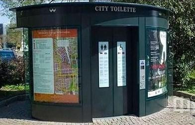 Nhà vệ sinh công cộng – cung cấp miễn phí nhưng lại giúp Hans Wall hái ra tiền.