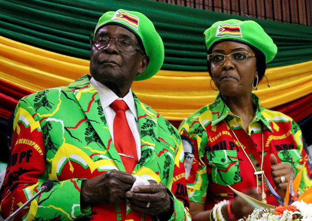 Vợ chồng tổng thống Mugabe đã bị giam lỏng nhiều ngày qua.  Ảnh: Reuters