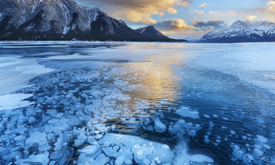 Hồ Abraham, Canada: Hồ Abraham nằm ở chân khu vực núi Canadian Rocky, được hình thành năm 1972 sau khi đập Bighorn Dam xây dựng. Mặc dù do con người tạo ra, nước trong hồ cũng có màu sắc giống như các hồ băng tự nhiên khác trong khu vực do dòng chảy của bột đá. Hồ Abraham là địa điểm nổi tiếng thu hút những người đi bộ đường dài và các nhiếp ảnh gia. Những bong bóng trắng trong hồ là các túi khí metan hình thành khi lá và động vật chết, chìm xuống đáy và bị tiêu diệt bởi vi khuẩn, sau đó thải ra khí. Ảnh: Feel The Planet.