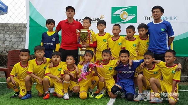 Thầy trò HLV Trần Ngọc Tuấn đăng quang Giải bóng đá năng khiếu SLNA 2017. Ảnh: SLNA FC