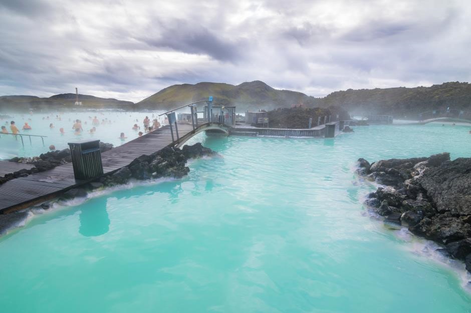 Eo biển xanh, Iceland: Một trong những điểm tham quan được nhiều người ưa thích nhất của Iceland là eo biển xanh, một spa địa nhiệt giàu khoáng chất. Nơi đây được hình thành vào năm 1976, thực chất, đây là nước thải từ một nhà máy điện gần đó. Mọi người bắt đầu tắm trong vùng nước ấm này vào đầu những năm 80 của thế kỷ XX và spa chính thức khai trương vào năm 1992. Đến eo biển xanh, du khách cũng có thể nghỉ tại khách sạn Silica gần đó, nơi có phòng ngủ đi kèm hồ bơi riêng. Ảnh: Nido Huebl/Shutterstock.