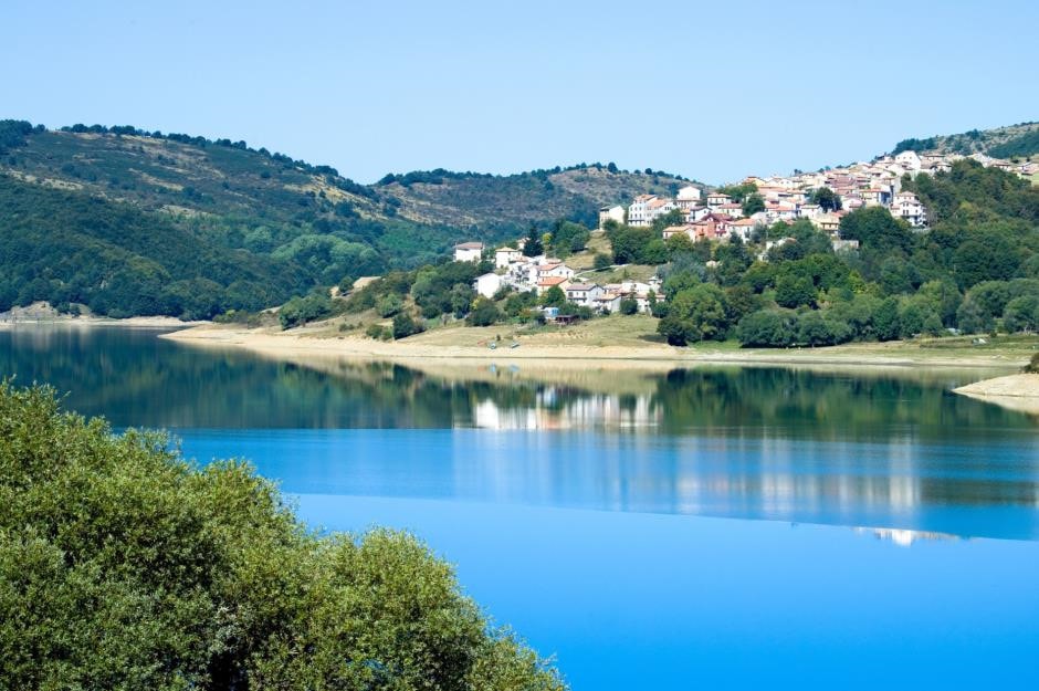 Hồ Campotosto, Italy: Hồ Campotosto ở vườn quốc gia Gran Sasso, Italy được xây dựng vào những năm 1930 nhằm tạo ra một hồ chứa nước có thể được sử dụng trong thủy điện cho thung lũng Vomano gần đó. Bao quanh hồ là gần 50 km đường mòn, nơi đây là địa điểm phổ biến cho hoạt động chạy bộ, leo núi, đạp xe và ngắm mặt trời lặn. Ảnh: Gimas/Shutterstock.