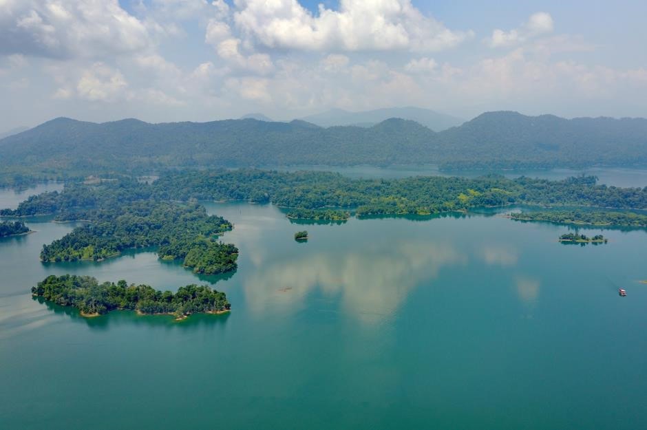 Hồ Kenyir, Malaysia: Hồ nhân tạo lớn nhất ở Đông Nam Á là Kenyir ở Malaysia có diện tích khoảng 1/3 diện tích của Singapore. Hồ được hình thành vào năm 1985 khi nhà máy điện hạt nhân Mahmud của Sultan xây đập tại sông Kenyir. Ngoài việc cung cấp điện cho khu vực này, vùng nước rộng lớn này cũng góp phần không nhỏ trong việc thu hút khách du lịch đến địa phương. Hồ được bao quanh bởi rừng mưa nhiệt đới tươi tốt, và là địa điểm du lịch hoàn hảo cho những người yêu thiên nhiên. Đi thuyền là cách duy nhất để ghé thăm các hang động và thác nước rải rác xung quanh bờ. Bên cạnh đó, câu cá, quan sát các loài chim, chèo xuồng cũng là những hoạt động phổ biến tại đây. Ảnh: PuwaneSeetha/Shutterstock.