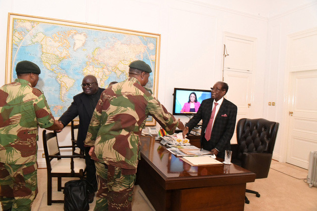 Ông Mugabe (phải) gặp các lãnh đạo quân đội Zimbabwe ngày 19/11. Ảnh: Reuters