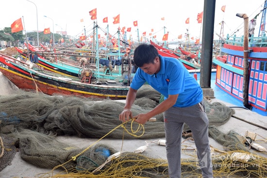  Ngư dân huyện Diễn Châu chuẩn bị ngư cụ cho chuyến biển mới. Ảnh: Xuân Hoàng