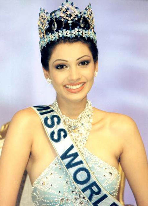 Yukta Mookhey sinh năm 1977. Cô đăng quang Hoa hậu Thế giới năm 1999. Yukta Mookhey tốt nghiệp ngành động vật học ở Đại học Kelkar. Cô cũng học thêm ngành máy tính và nhạc cổ điển. Năm 2008, cô đính hôn với Prince Tuli – con trai của một đại gia bất động sản ở Ấn Độ.