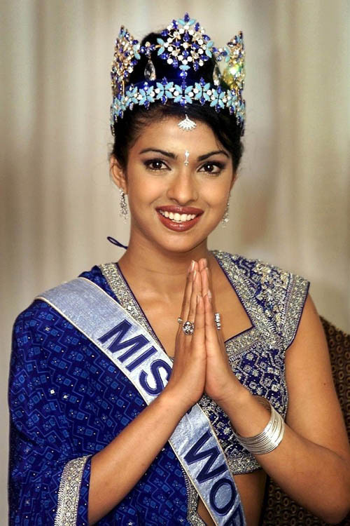 Priyanka Chopra sinh năm 1982. Cô giành vương miện Hoa hậu Thế giới năm 2000. Cô là người Ấn Độ thứ năm đoạt thành tích này đồng thời là Hoa hậu Ấn Độ thứ hai liên tiếp giành danh hiệu Hoa hậu Thế giới.