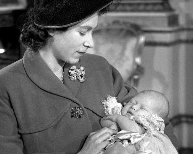 Elizabeth lần đầu làm mẹ vào năm 1948 khi hạ sinh hoàng tử Charles. Cô cùng hoàng tử Philip có thêm ba người con sau đó: Anne; Andrew và Edward.