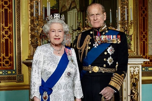 Nữ hoàng Elizabeth và Hoàng thân Philip chụp ảnh kỷ niệm 65 năm ngày cưới năm 2012. Ảnh: Royal Household.