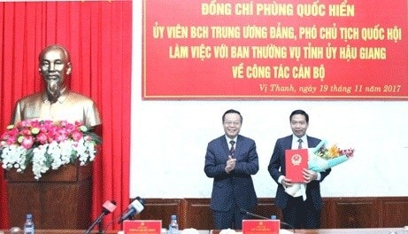 Trao quyết định