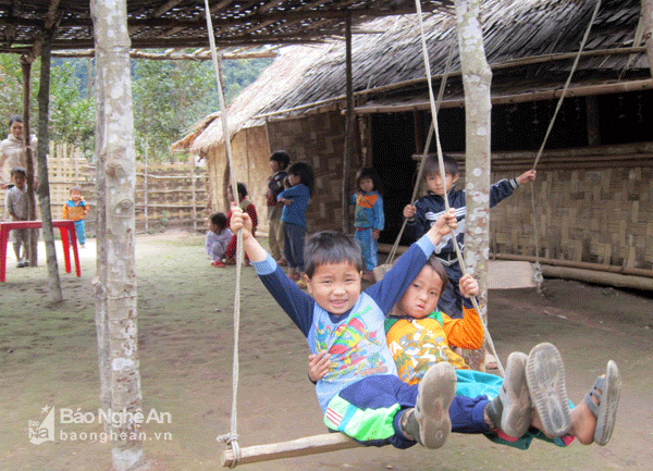 Từ trung tâm huyên Tương Dương, để đến với điểm trường Phá Mựt, xã Nhôn Mai, những người thầy, người cô không phải đi bằng đường thủy. Tuy nhiên