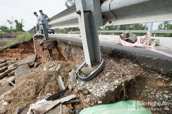 Các trụ lan can giao thông đường bộ bị xói mòn mất chân, treo lơ lửng và có thể sập bất cứ lúc nào. Ta luy bị sạt lở nghiêm trọng, ăn vào cả vào khu vực lề đường hơn 0,5m đe doạ người tham gia giao thông.