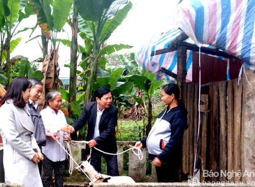 Văn phòng HĐND – UBND huyện Quế Phong đã tiến hành trao 1 cặp dê giống cho  gia đình anh  Trần Đình Phú – xóm Hải Lâm 2, xã Quế Sơn, huyện Quế Phong. 