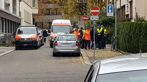 Cảnh sát Thụy Sĩ phía ngoài văn phòng lãnh sự Mỹ ở Zurich. Ảnh: Blick.