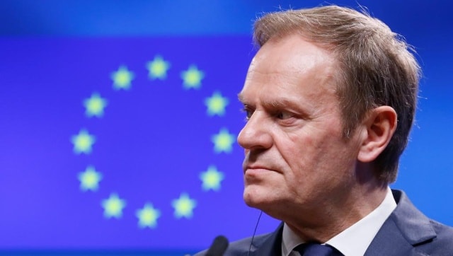 Chủ tịch Hội đồng châu Âu Donald Tusk ngày 19/11 cảnh báo về sự tương đồng trong chính sách của đảng cầm quyền PiS (Pháp luật và Công lý) tại Ba Lan với điều mà ông mô tả là “kế hoạch của Kremlin”, ám chỉ Nga.  “Cảnh báo! Một cuộc tranh cãi kịch liệt với Ukraina, cô lập trong Liên minh châu Âu, xa rời nguyên tắc pháp quyền và sự độc lập của tòa án, cuộc tấn công vào khu vực phi chính phủ và giới truyền thông tự do. Đó là chiến lược của PiS hay kế hoạch của Kremlin? Có quá nhiều điểm tương đồng, không thể dễ dàng bỏ qua”, ông Tusk viết trên Twitter.  Ông Tusk không nêu chi tiết về điều mà ông mô tả là “kế hoạch của Điện Kremlin”.