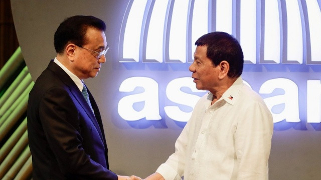 Thủ tướng Trung Quốc Lý Khắc Cường bắt tay Tổng thống Philippines Rodrigo Duterte tại hội nghị cấp cao ASEAN. Ảnh: AP