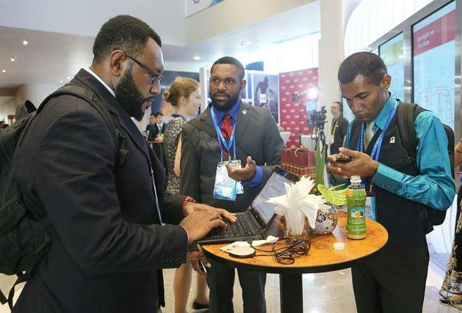 Đại biểu tham dự Hội nghị thượng đỉnh doanh nhân APEC (CEO Summit 2017) sử dụng sản phẩm của tập đoàn TH trong giờ giải lao