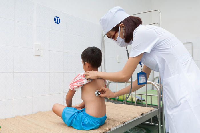 Khám cho bệnh nhi tại Bệnh viện Lao và Bệnh phổi Nghệ An. Ảnh: Đinh Nguyệt