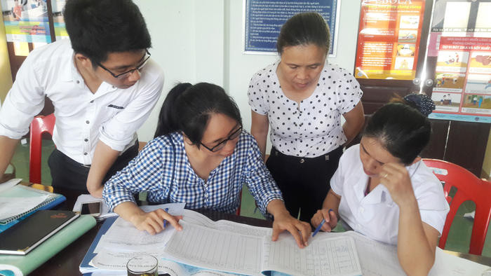 Cán bộ dự án giám sát hỗ trợ sàng lọc trẻ tiếp xúc với nguồn lây, đưa vào điều trị dự phòng INH tại xã Diễn Cát, Diễn Châu. Ảnh: PV