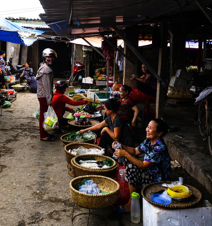 Dãy hàng bún bánh. Ảnh: Trung Hà