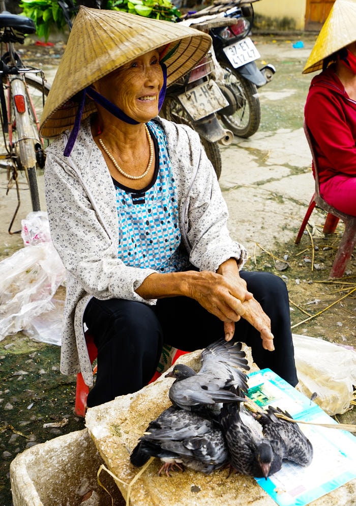 Hay bà bán chim câu. Ảnh: Trung Hà