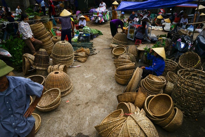 Hàng hóa của chợ Cồn vẫn là những món hàng đơn sơ, phục vụ trong gia đình, phục vụ việc sản xuất nông nghiệp. Đây là hàng mây tre đan với thúng, mủng, lồng gà, sọt... đang bằng bàn tay người quê. Ảnh: Trung Hà