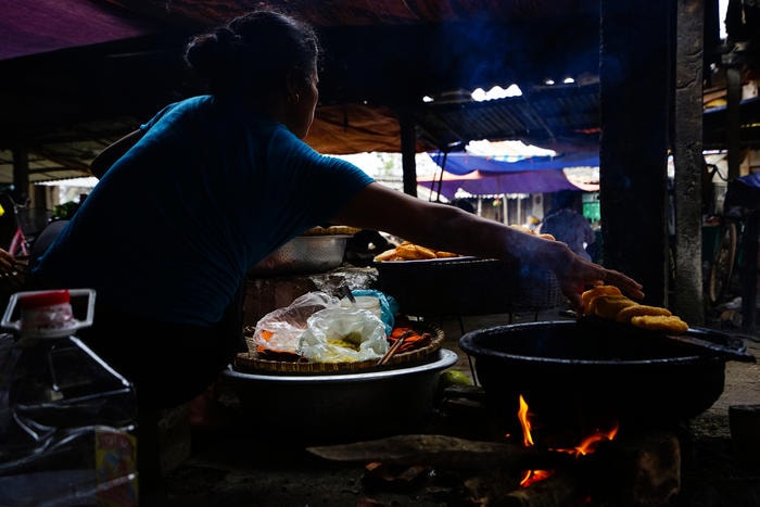 MỘt quầy bánh rán đang đỏ lửa. Ảnh: Trung Hà