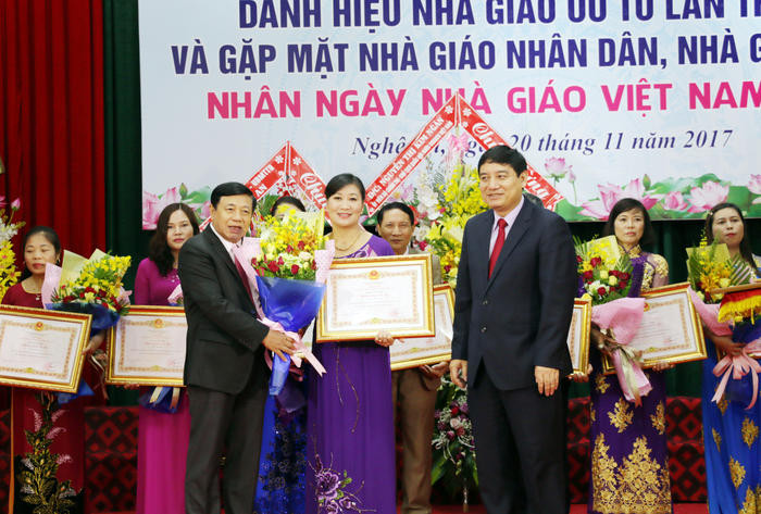 Đồng chí Nguyễn Đắc Vinh và Nguyễn Xuân Đường trao tặng danh hiệu Nhà giáo ưu tú cho các thầy giáo, cô giáo. Ảnh: Mỹ Hà