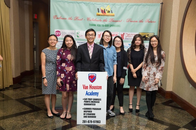 Văn Tấn Hoàng Vỹ (thứ ba từ trái sang) cùng giáo viên Trường Van Houston - Ảnh: H.V.