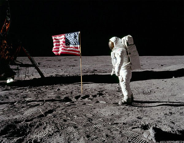 truyền hình đã ghi lại dấu ấn vàng son của minh trong một sự kiện trong đại của thế giới, đó chính là sự kiện ngày 20/1/1969 khi nhà du hành vũ trụ người mỹ Neil Amstrong cùng phi thuyền Apollo 11 đặt những bước chân đầu tiên lên mặt Trăng