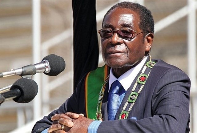 Robert Mugabe, 93 tuổi - người được tin là đã bị lật đổ hôm 14.11 – là một trong những lãnh đạo cầm quyền lâu nhất thế giới.  Dưới thời Mugabe, nền kinh tế Zimbabwe đã suy giảm tới mức trở thành một trong những nền kinh tế kém phát triển nhất thế giới.