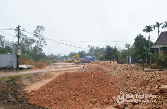 Việc xây dựng đường nối QL46 với đường ven sông Lam đoạn qua xã Nghi Đức đang bị đình trệ ở xóm Xuân Hoa. Ảnh Nhật Lân