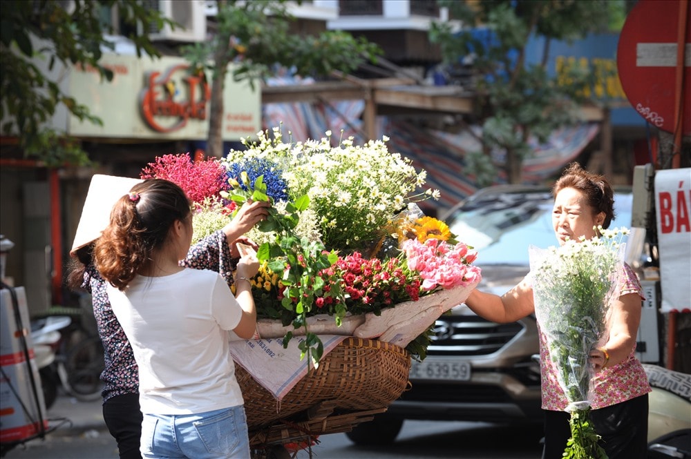  Từ bao giờ, bạn có thể bắt gặp những đóa cúc họa mi trắng muốt trên những chiếc xe đạp len lỏi khắp các ngõ phố Hà Nội. Ảnh: Trần Tuấn Anh