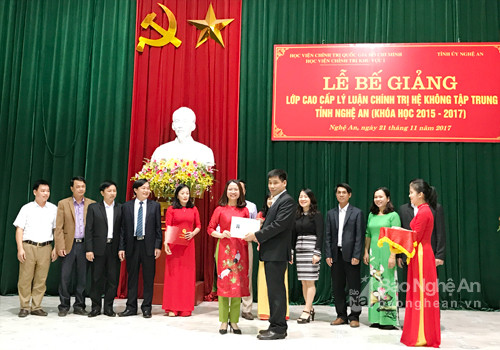 TS Đậu Tuấn Nam- Phó Giám đốc Học viện Khu vực I, Học Viện Chính trị Quốc gia Hồ Chí Minh trao bằng tốt nghiệp cho các học viên.