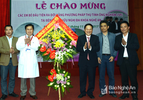Thứ trưởng Bộ Y tế chúc mừng Bệnh viện HNĐK tỉnh thực hiện thành công phương pháp thụ tinh ống nghiệm. Ảnh: Thanh Sơn