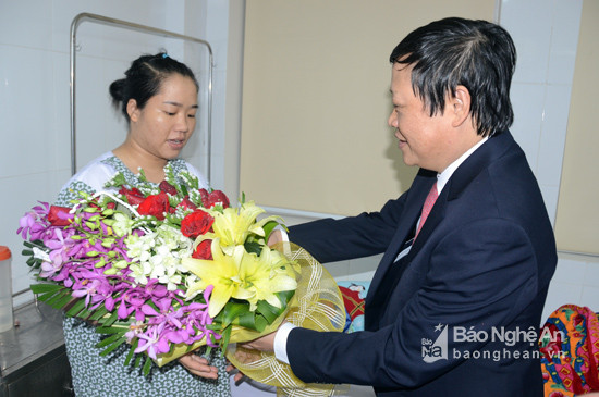 Thứ trưởng Nguyễn Viết Tiến tặng hoa chúc mừng mẹ tròn, con vuông. Ảnh: Thanh Sơn