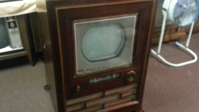 CT-100 của hãng RCA là chiếc ti vi màu đầu tiên trên thế giới được sản xuất và bán cho người dùng vào tháng 3/1954. Lúc mới ra mắt, CT-100 có giá 1.000 USD, xấp xỉ giá một chiếc xe hơi. Ảnh: Youtube.
