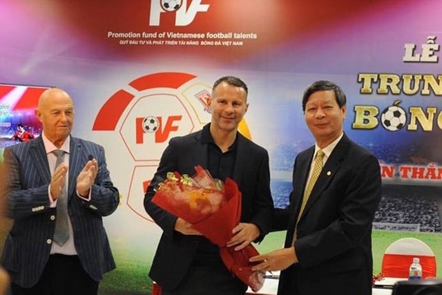 Buỗi lễ ký hợp đồng giữa PVF với Ryan Giggs. Ảnh: Internet