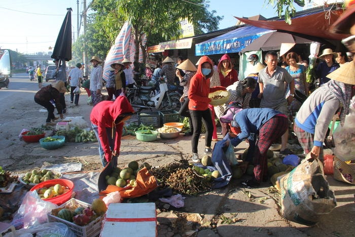 Tình trạng lấn chiếm hành lang vỉa hè, lòng đường ở chợ Quán Bàu từng diễn ra nhức nhối. Ảnh: Nguyên Hưng