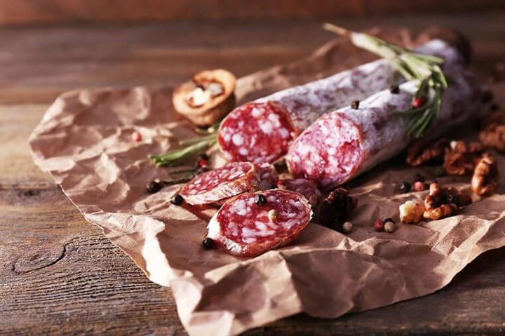 Salami có lẽ là thức ăn gây bất ngờ khi có thể chống lại các vấn đề miệng. Nhưng một nha sĩ người Úc đã ghi nhận rằng vitamin K2, một trong những loại vitamin ít được biết đến có trong salami cần thiết cho sức khỏe răng miệng.