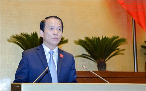 Phó Tổng Thư ký Quốc hội Hoàng Thanh Tùng trình bày dự thảo Nghị quyết điều chỉnh lộ trình đổi mới chương trình, sách giáo khoa giáo dục phổ thông.